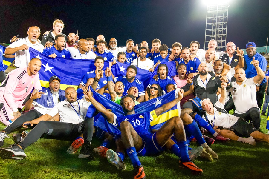 Cura&ccedil;ao trở th&agrave;nh quốc gia c&oacute; d&acirc;n số nhỏ nhất từng gi&agrave;nh quyền tham dự World Cup, với khoảng 156.000 người, vượt qua kỷ lục trước đ&oacute; của Iceland tại World Cup 2018.