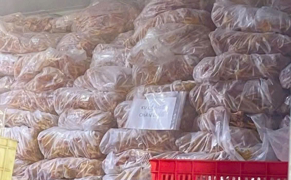 Kiểm tra đột xuất cơ sở chế biến chân gà, phát hiện hơn 7 tấn hàng vi phạm