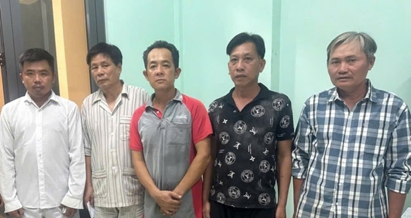 5 bị can bị bắt về tội Vi phạm quy định về bảo vệ động vật nguy cấp, qu&yacute;, hiếm (Ảnh: CACC)