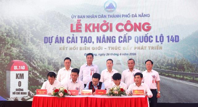 Đại diện chủ đầu tư v&agrave; ch&iacute;nh quyền 3 x&atilde; c&ugrave;ng Trung t&acirc;m Ph&aacute;t triển quỹ đất TP Đ&agrave; Nẵng k&yacute; cam kết b&agrave;n giao mặt bằng đ&uacute;ng tiến độ.