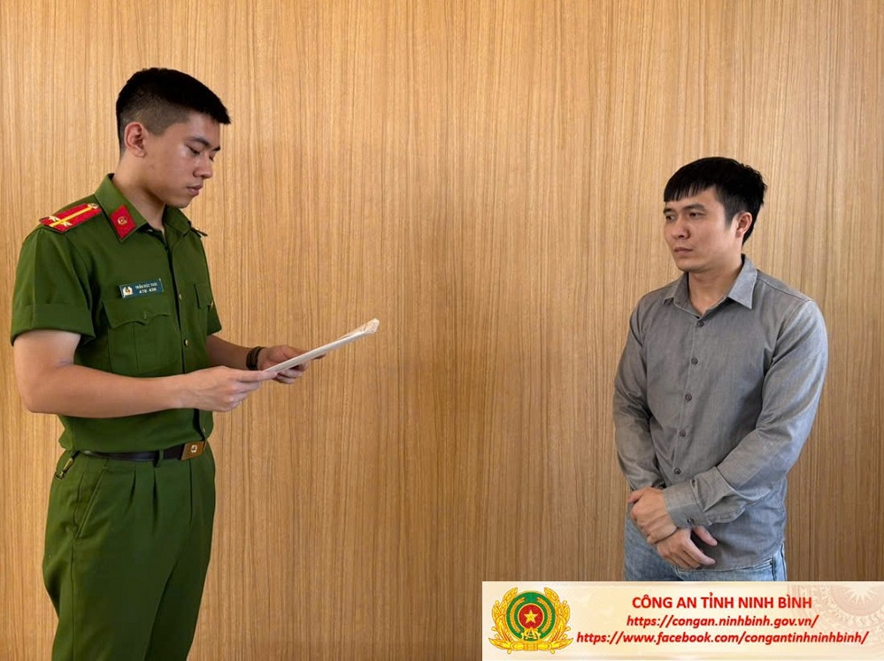 Tống đạt quyết định tố tụng đối với Trịnh Đ&igrave;nh Kh&aacute;nh