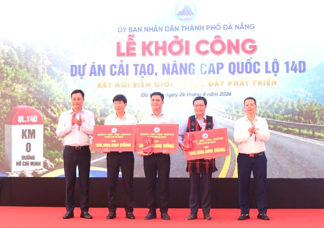 L&atilde;nh đạo TP. Đ&agrave; Nẵng trao 300 triệu đồng hỗ trợ 3 x&atilde; c&oacute; dự &aacute;n đi qua.