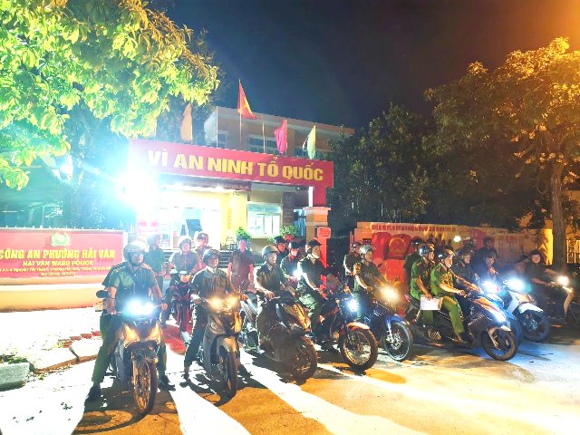 Đ&uacute;ng 3 giờ s&aacute;ng ng&agrave;y 26/6, lực lượng C&ocirc;ng an phường Hải v&acirc;n, TP. Đ&agrave; Nẵng đ&atilde; đồng loạt ra qu&acirc;n.
