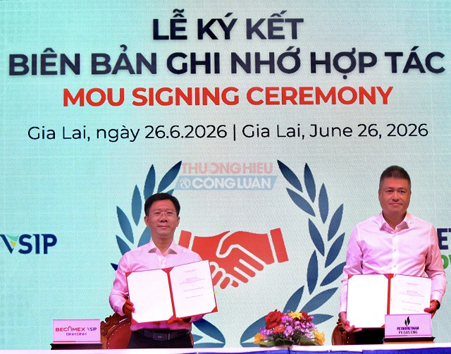 L&atilde;nh đạo Becamex B&igrave;nh Định (b&ecirc;n tr&aacute;i) v&agrave; C&ocirc;ng ty Cổ phần CNG Việt Nam k&yacute; Bi&ecirc;n bản ghi nhớ.