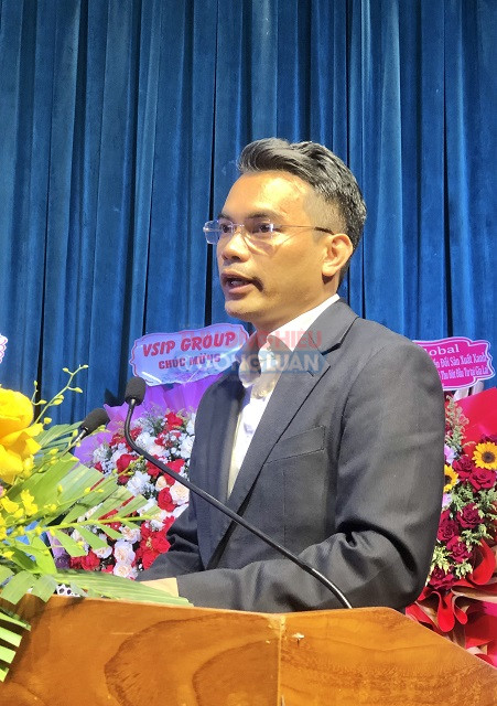 &Ocirc;ng Nguyễn Th&agrave;nh Long tr&igrave;nh b&agrave;y tham luận. Ảnh: VH