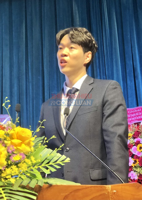 &Ocirc;ng Yohan Seong tr&igrave;nh b&agrave;y tham luận. Ảnh: Viết Hiền