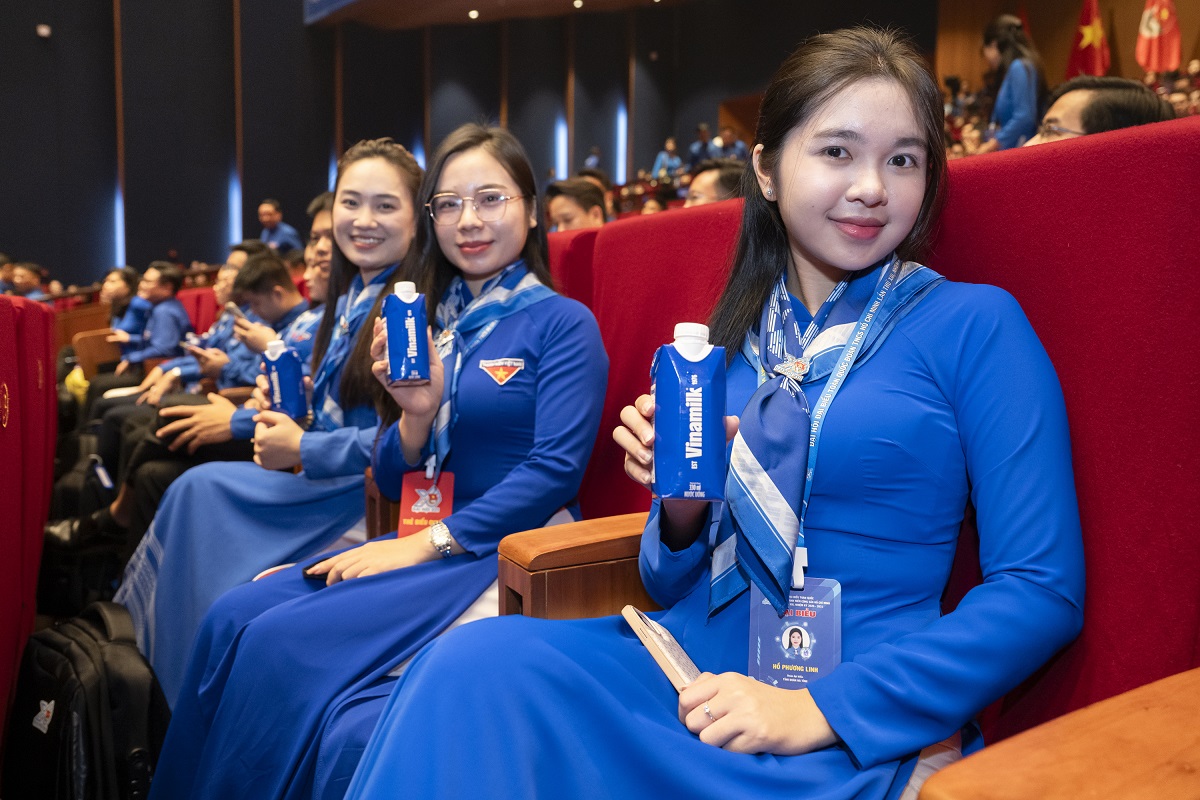 Nước uống đ&oacute;ng hộp giấy Vinamilk đồng h&agrave;nh c&ugrave;ng to&agrave;n thể đại biểu tham dự Đại hội Đo&agrave;n to&agrave;n quốc lần thứ XIII. Ảnh: Vi Nam
