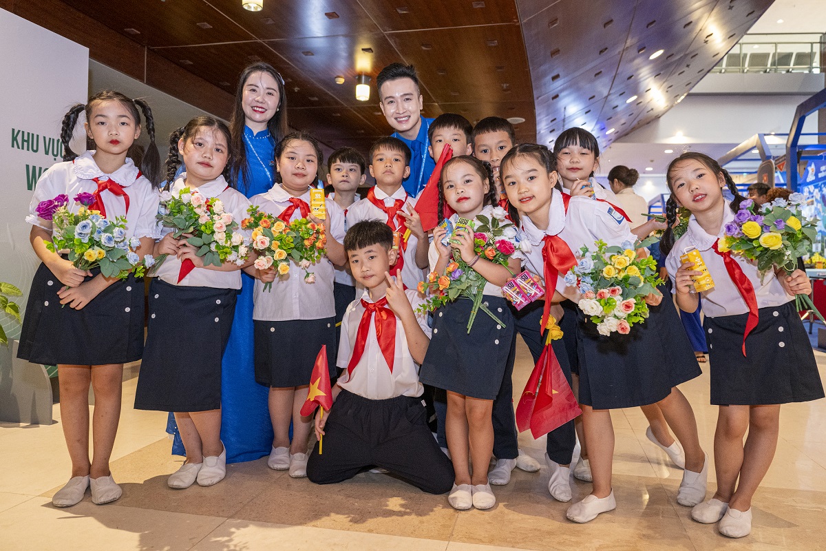 C&aacute;c mầm non tương lai đất nước được tiếp năng lượng với những sản phẩm dinh dưỡng Vinamilk m&aacute;t l&agrave;nh. Ảnh: Vi Nam