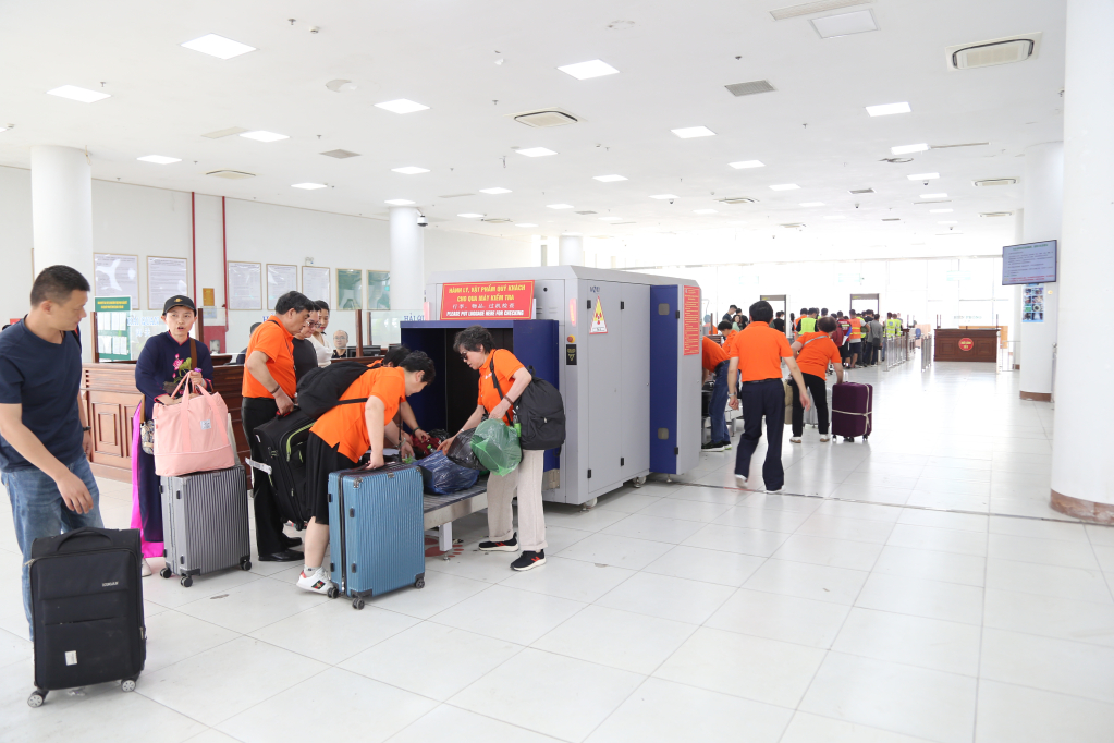 H&agrave;nh kh&aacute;ch l&agrave;m thủ tục xuất nhập cảnh qua Lối th&ocirc;ng quan cầu Bắc Lu&acirc;n II