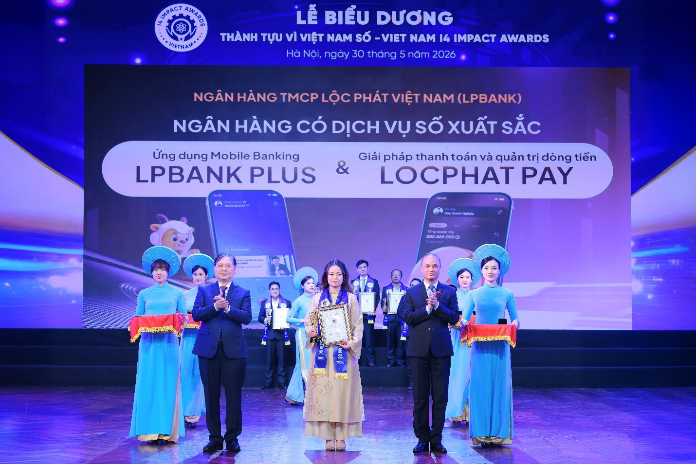 B&agrave; Vũ Nam Hương, Ph&oacute; Tổng Gi&aacute;m đốc LPBank nhận giải Sản phẩm Dịch vụ xuất sắc cho 2 sản phẩm LPBank Plus v&agrave; LocPhat Pay