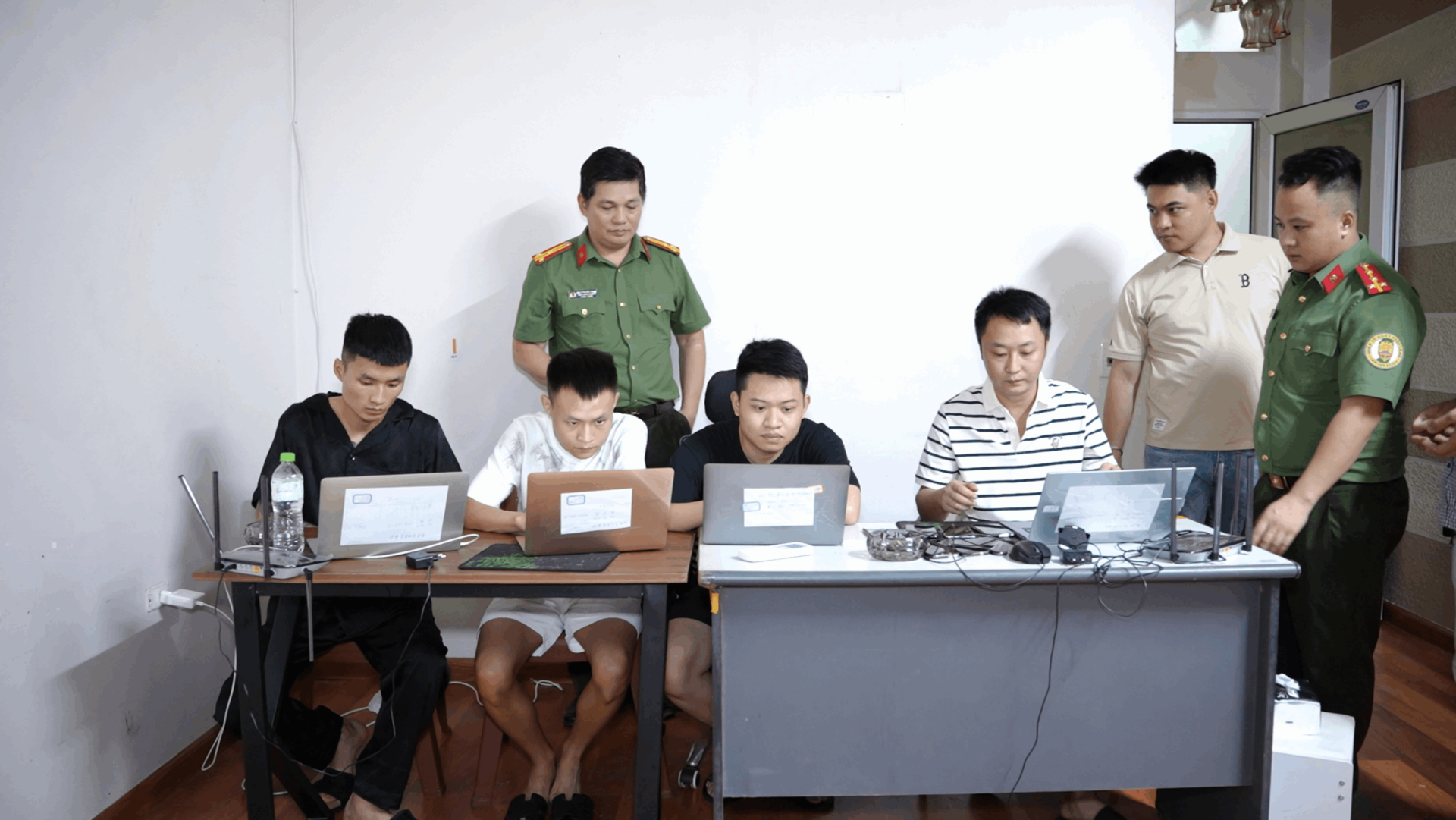 Lực lượng C&ocirc;ng an kiểm tra căn nh&agrave; c&aacute;c đối tượng thu&ecirc; l&agrave;m nơi lưu tr&uacute; v&agrave; thực hiện h&agrave;nh vi lừa đảo trực tuyến; vật chứng thu giữ gồm nhiều m&aacute;y t&iacute;nh x&aacute;ch tay v&agrave; thiết bị điện tử li&ecirc;n quan