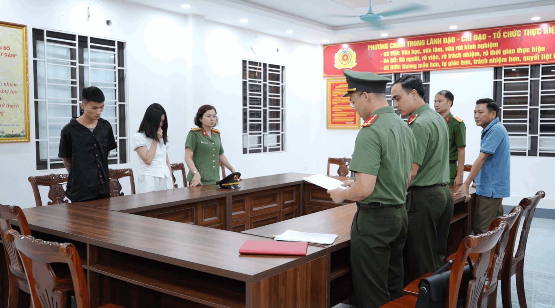 Khởi tố 2 đối tượng tổ chức cho 3 người Trung Quốc ở lại Việt Nam trái phép để lập điểm lừa đảo trực tuyến