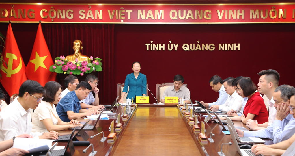B&agrave; Vi Ngọc B&iacute;ch, Ủy vi&ecirc;n Ban Thường vụ, Trưởng Ban Tổ chức Tỉnh ủy Quảng Ninh ph&aacute;t biểu tại hội nghị