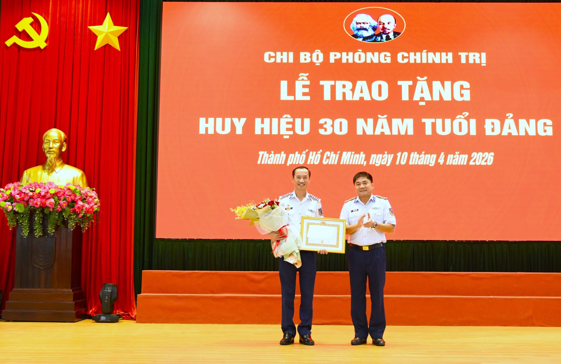 Đại t&aacute; L&ecirc; Văn T&uacute;, B&iacute; thư Đảng ủy, Ch&iacute;nh ủy V&ugrave;ng nhận huy hiệu 30 năm tuổi Đảng
