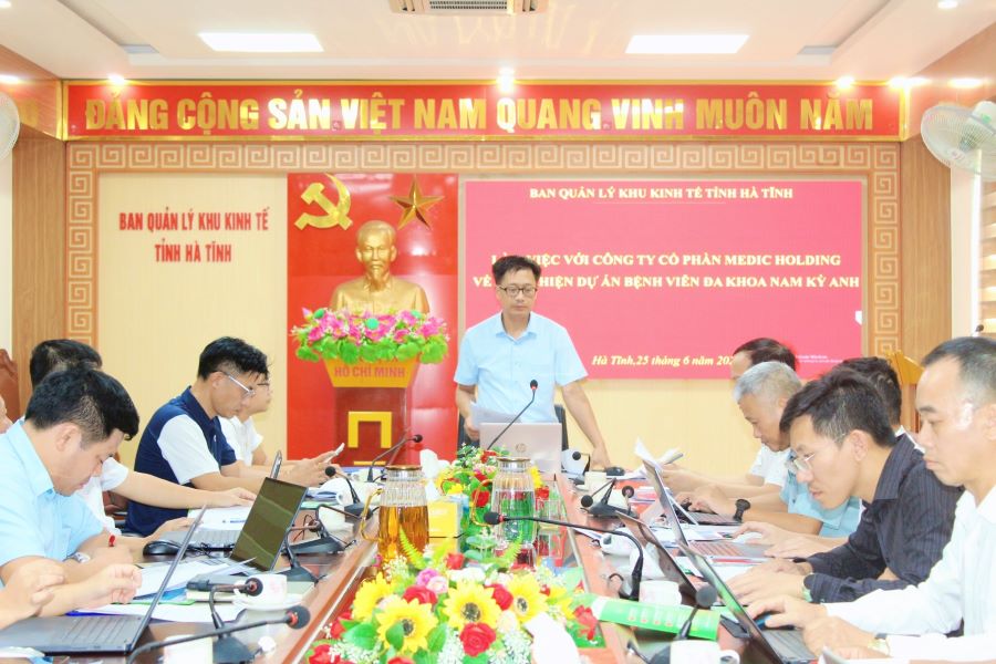 Ph&oacute; Trưởng Ban Quản l&yacute; Khu kinh tế tỉnh H&agrave; Tĩnh V&otilde; T&aacute; Nghĩa kết luận tại buổi l&agrave;m việc