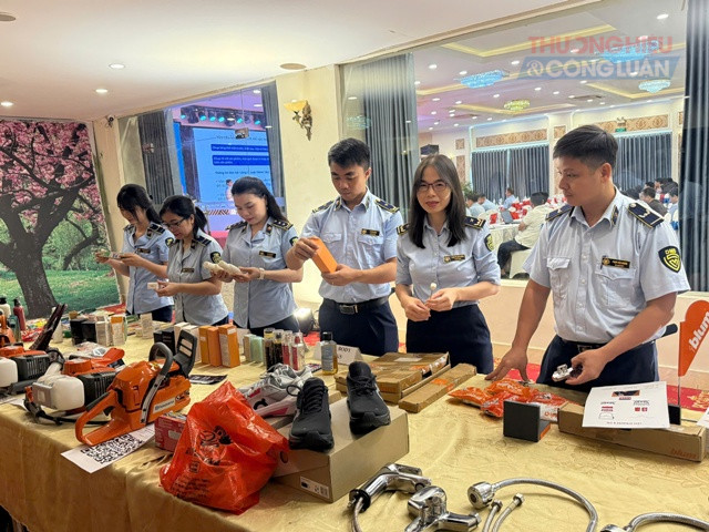 học vi&ecirc;n c&ograve;n trực tiếp quan s&aacute;t, đối chiếu mẫu h&agrave;ng thật v&agrave; h&agrave;ng giả tại khu vực trưng b&agrave;y chuy&ecirc;n đề.