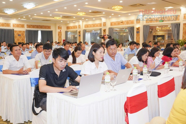 C&aacute;c đại biểu lắng nghe giảng vi&ecirc;n hướng dẫn ph&acirc;n biệt h&agrave;ng h&oacute;a giả mạo sở hữu tr&iacute; tuệ.