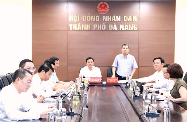 Trưởng ban Đ&ocirc; thị HĐND TP. Đ&agrave; Nẵng L&ecirc; T&ugrave;ng L&acirc;m ph&aacute;t biểu tại phi&ecirc;n thẩm tra.