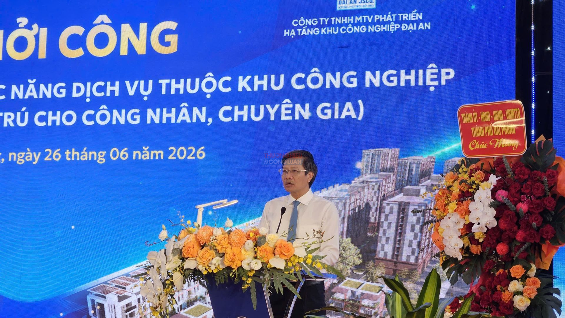 Đồng ch&iacute; L&ecirc; Anh Qu&acirc;n, Ph&oacute; Chủ tịch Thường trực UBND th&agrave;nh phố Hải Ph&ograve;ng ph&aacute;t biểu tại lễ khởi c&ocirc;ng.