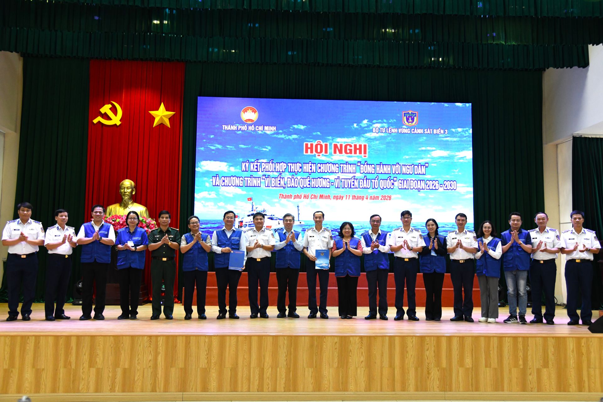 K&yacute; kết phối hợp thực hiện Chương tr&igrave;nh đồng h&agrave;nh c&ugrave;ng ngư d&acirc;n v&agrave; chương tr&igrave;nh v&igrave; biển, đảo qu&ecirc; hương - v&igrave; tuyến đầu tổ quốc