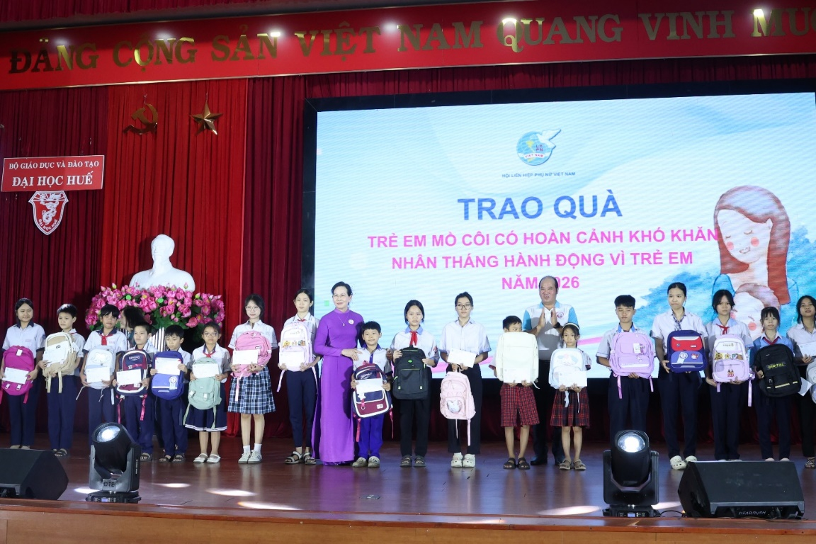 B&agrave; L&ecirc; Thị Thủy, Chủ tịch Hội LHPN Việt Nam v&agrave; &ocirc;ng Nguyễn Văn Mạnh, Th&agrave;nh ủy vi&ecirc;n, Ph&oacute; Chủ tịch UBND TP Huế, trao qu&agrave; cho c&aacute;c em học sinh c&oacute; ho&agrave;n cảnh kh&oacute; khăn nh&acirc;n Th&aacute;ng h&agrave;nh động v&igrave; trẻ em năm 2026.