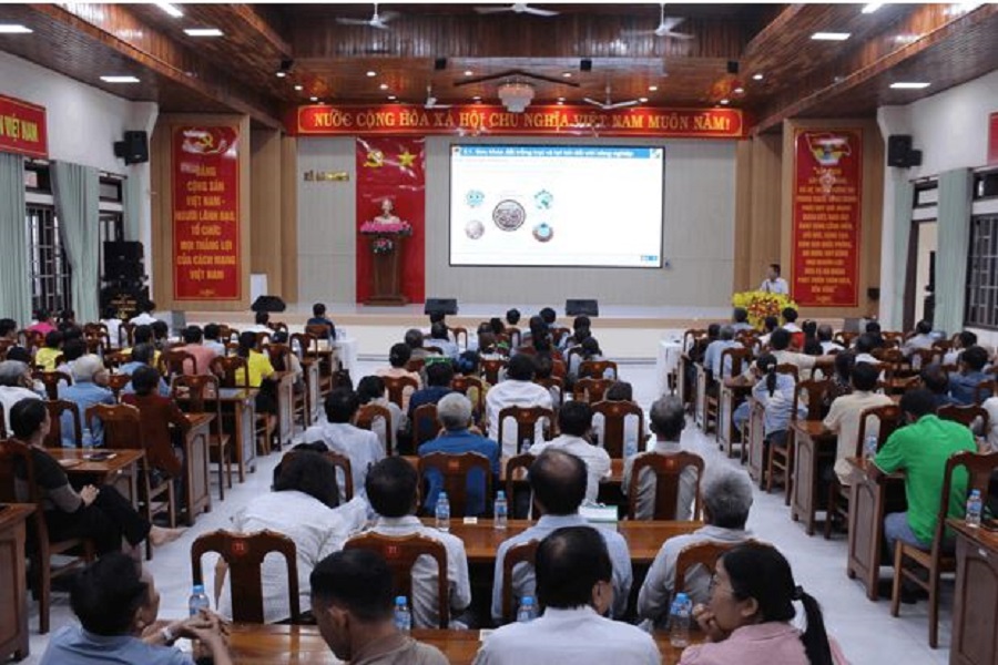 Quang cảnh diễn đ&agrave;n Khuyến n&ocirc;ng v&agrave; N&ocirc;ng nghiệp với chủ đề &ldquo;Giải ph&aacute;p ph&aacute;t triển sầu ri&ecirc;ng bền vững, th&iacute;ch ứng với biến đổi kh&iacute; hậu, đ&aacute;p ứng c&aacute;c ti&ecirc;u chuẩn xuất khẩu&rdquo;. Ảnh: Trung t&acirc;m Khuyến n&ocirc;ng tỉnh