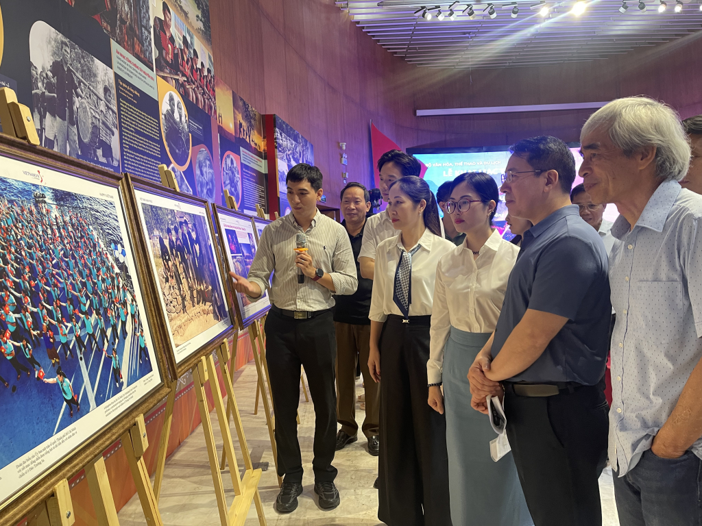 C&aacute;c đại biểu tham quan triển l&atilde;m