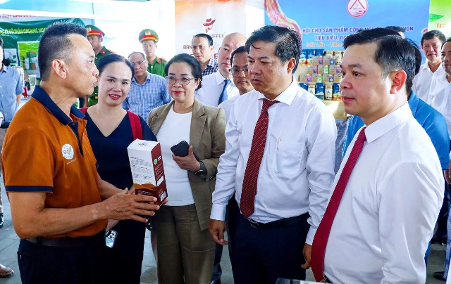 Đại biểu tham quan c&aacute;c gian h&agrave;ng.