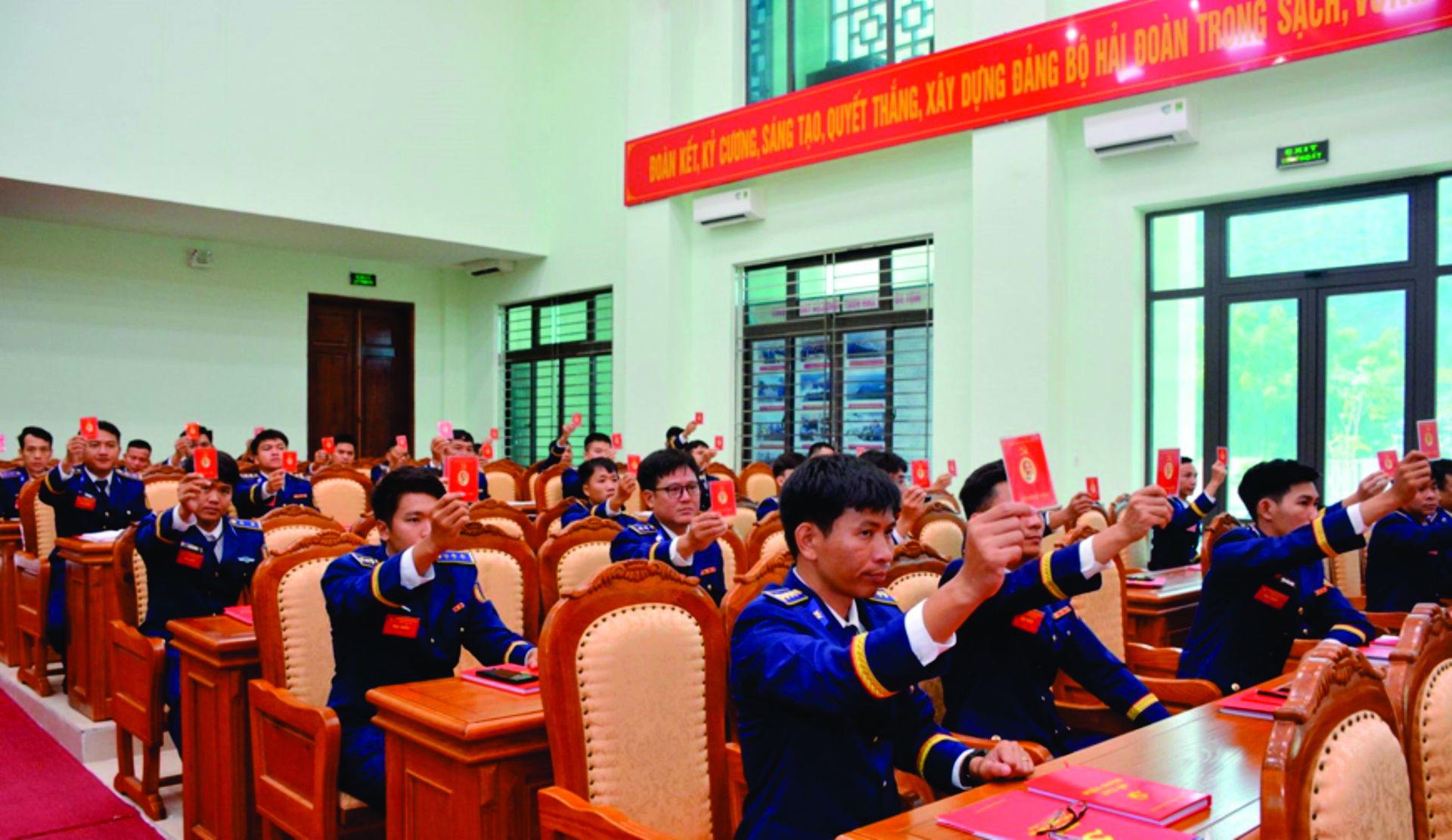 1. C&aacute;n bộ, đảng vi&ecirc;n lu&ocirc;n n&ecirc;u cao &yacute; thức tr&aacute;ch nhiệm, gương mẫu đi đầu trong triển khai nghị quyết của cấp ủy c&aacute;c cấp