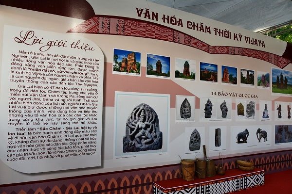 Tư liệu giới thiệu tại Gian trưng b&agrave;y tư liệu, hiện vật về d&acirc;n tộc Chăm tỉnh Gia Lai