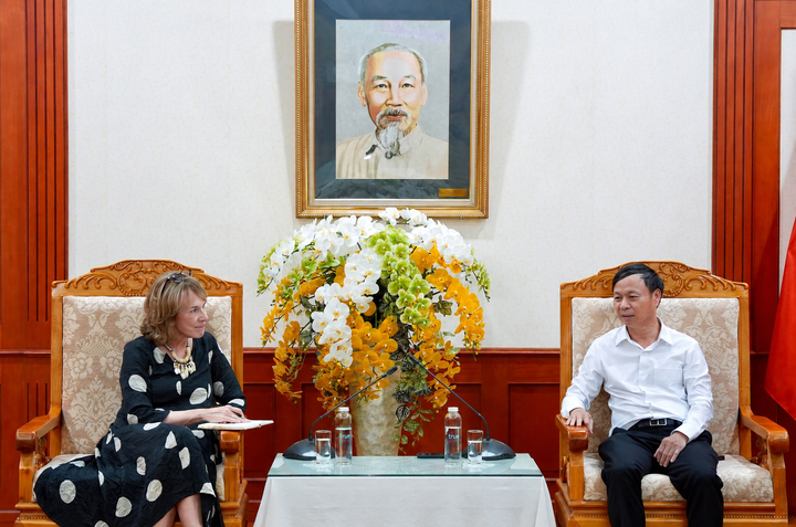 Thứ trưởng Bộ KH&CN Ho&agrave;ng Minh l&agrave;m việc với b&agrave; Virginia B. Foote, Chủ tịch AmCham H&agrave; Nội.