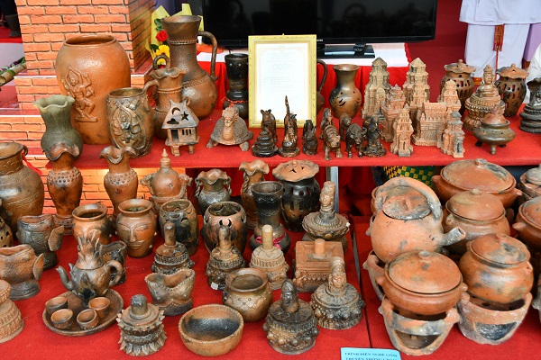 Gốm Chăm An Giang đồng thời l&agrave; sản phẩm OCOP trưng b&agrave;y giới thiệu tại Gian trưng b&agrave;y tư liệu, hiện vật về d&acirc;n tộc Chăm tỉnh An Giang