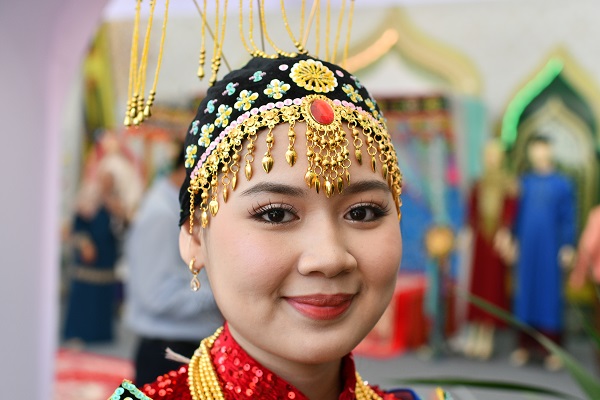 N&eacute;t duy&ecirc;n c&ocirc; d&acirc;u Chăm An Giang trong ng&agrave;y cưới, T&aacute;i hiện một đ&aacute;m cưới của người Chăm An Giang tại Gian trưng b&agrave;y tư liệu, hiện vật về d&acirc;n tộc Chăm tỉnh An Giang