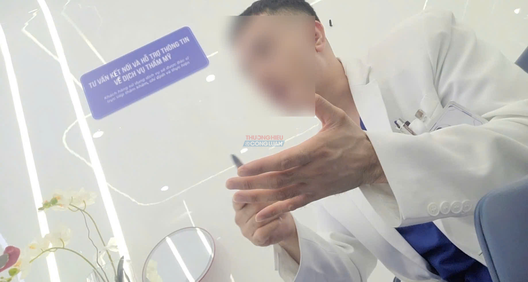 nam nh&acirc;n vi&ecirc;n t&ecirc;n Nguyễn Tiến Đạt, được giới thiệu l&agrave; trợ l&yacute; của b&aacute;c sĩ Vũ Trọng Tiến v&agrave;o khu vực kh&aacute;m ban đầu tại tầng 2 v&agrave; tiếp tục đảm nhận vai tr&ograve; tư vấn
