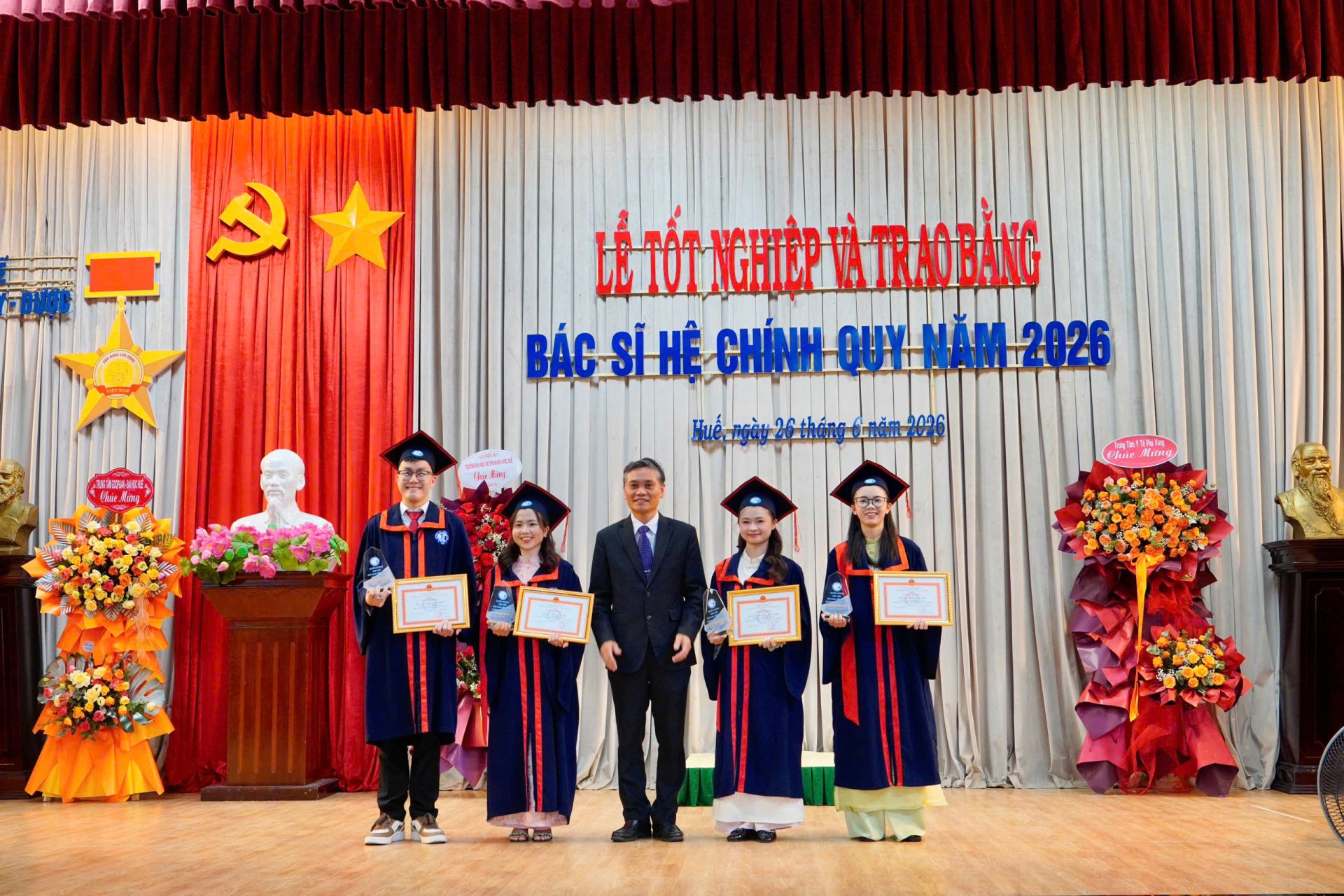 Nhiều sinh vi&ecirc;n được khen thưởng
