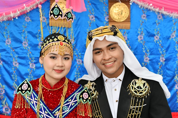 Hạnh ph&uacute;c của c&ocirc; d&acirc;u, ch&uacute; dể trong lễ cưới. T&aacute;i hiện một đ&aacute;m cưới của người Chăm tại Gian trưng b&agrave;y tư liệu, hiện vật về d&acirc;n tộc Chăm tỉnh An Giang