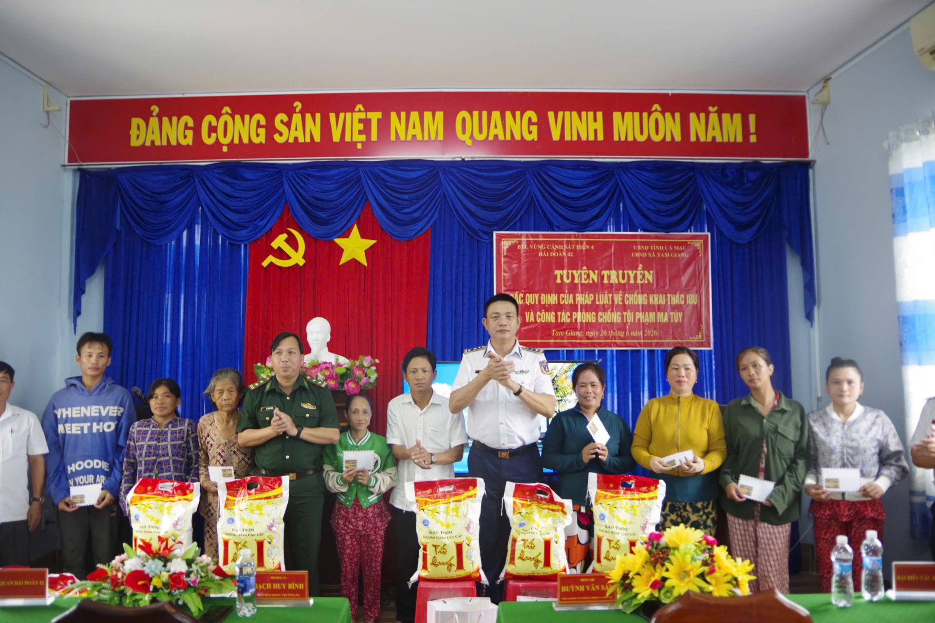 Hải đoàn 42 tuyên truyền pháp luật cho Nhân dân xã Tam Giang, tỉnh Cà Mau