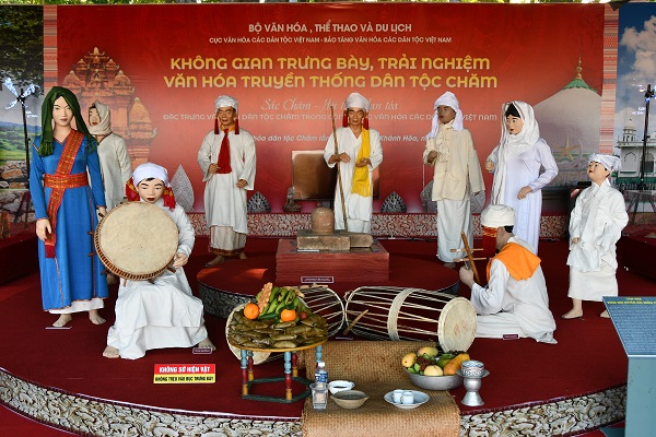 T&aacute;i hiện một hoạt động văn h&oacute;a của người Chăm tại gian trưg b&agrave;y chung