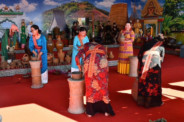 Biểu diễn l&agrave;m gốm Chăm tại gian trưng b&agrave;y chung