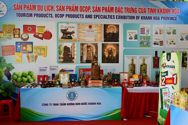 Gian trưng b&agrave;y sản phẩm OCOP của Kh&aacute;nh H&ograve;a phục vụ Ng&agrave;y hội