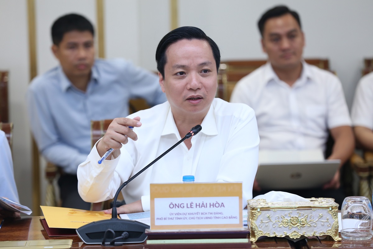 &Ocirc;ng L&ecirc; Hải H&ograve;a, Ph&oacute; B&iacute; thư Tỉnh ủy, Chủ tịch UBND tỉnh Cao Bằng ph&aacute;t biểu tại buổi l&agrave;m việc