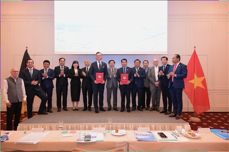 Tập đo&agrave;n H&ugrave;ng Nhơn v&agrave; Tập đo&agrave;n Big Dutchman AG trao bi&ecirc;n bản hợp t&aacute;c