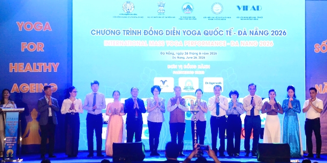 Mở đầu chương tr&igrave;nh l&agrave; nghi thức thắp đ&egrave;n truyền thống của Ấn Độ .