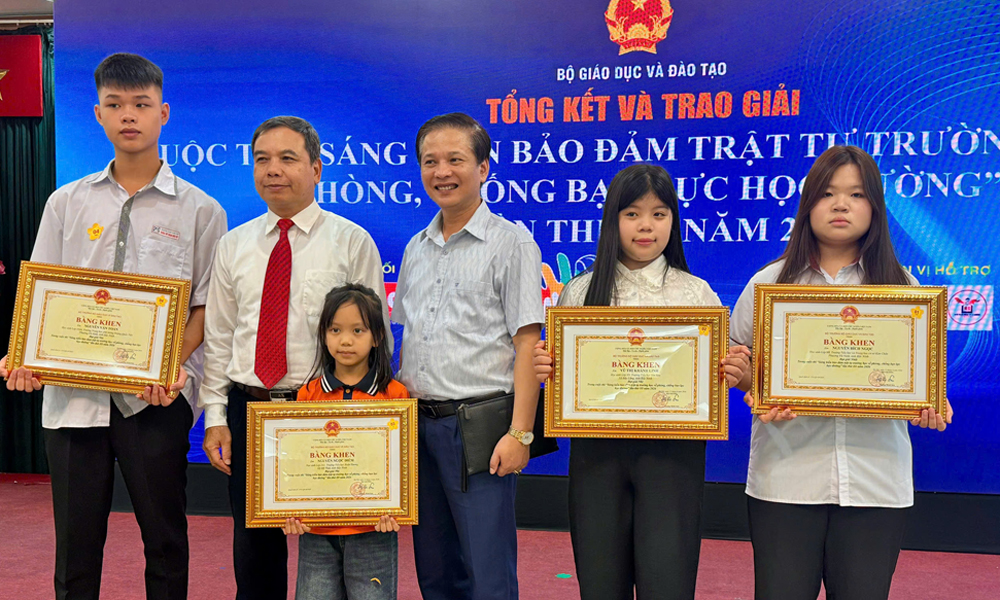 Tiến sĩ Ho&agrave;ng Đức Minh (thứ hai từ tr&aacute;i sang) v&agrave; &ocirc;ng Đinh Đức Thiện chụp ảnh c&ugrave;ng 4 M88 Casino, Nổ Hũ, Bắn Cá Bắc Ninh đạt giải Nhất, Nh&igrave; cuộc thi.