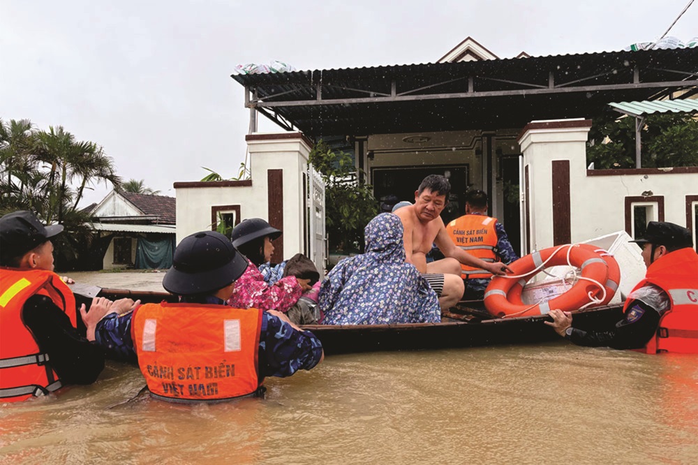 Cứu hộ, cứu nạn l&agrave; mệnh lệnh kh&ocirc;ng lời, nhiệm vụ chiến đấu trong thời b&igrave;nh của c&aacute;n bộ, chiến sĩ Hải đo&agrave;n 32