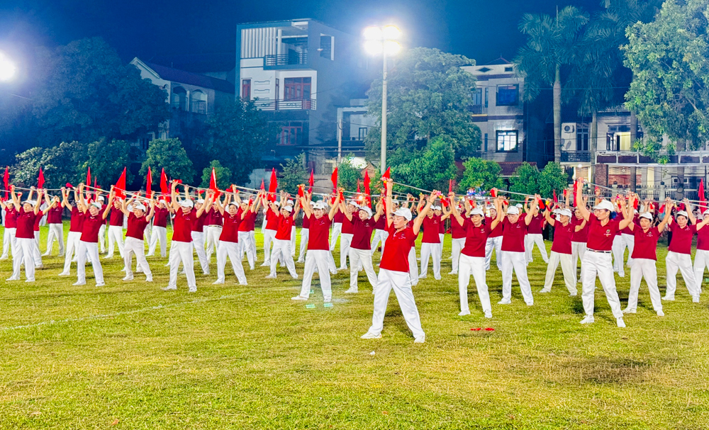 M&agrave;n đồng diễn của Hội Người cao tuổi x&atilde; Tam Đa tại lễ khai mạc.