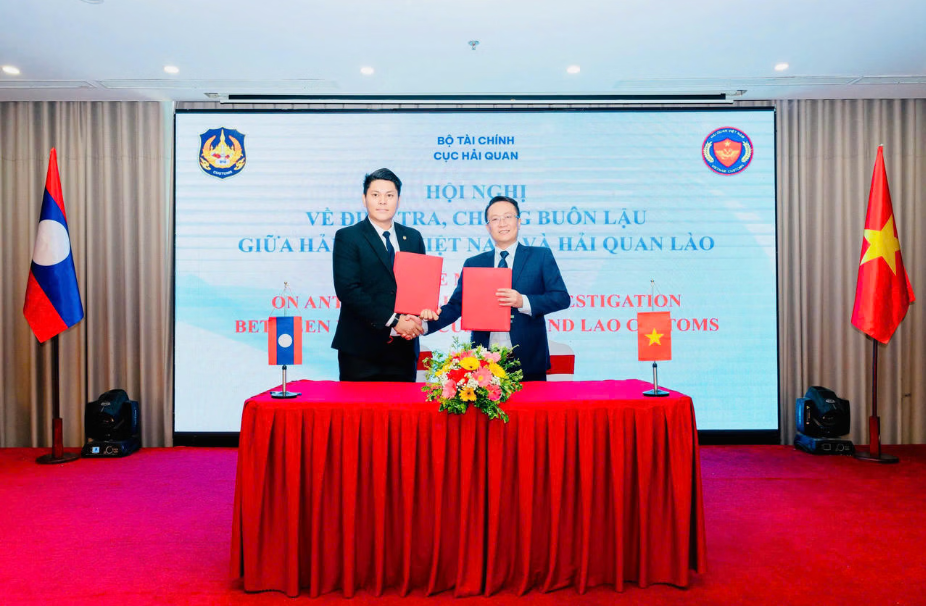 L&atilde;nh đạo Chi cục Điều tra chống bu&ocirc;n lậu của Hải quan Việt Nam - L&agrave;o k&yacute; kết hợp t&aacute;c. Ảnh: CHQ