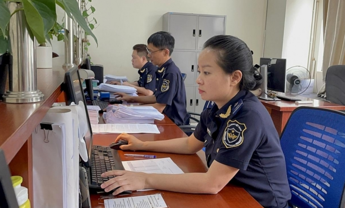 Hoạt động nghiệp vụ của c&ocirc;ng chức ng&agrave;nh Hải quan. Ảnh: KT