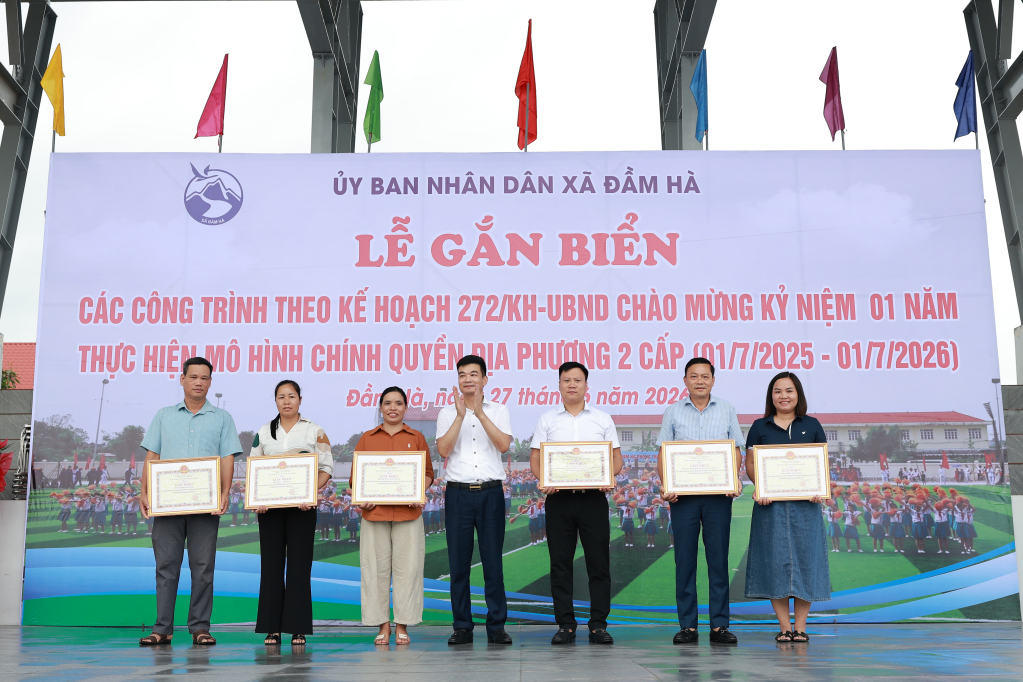 C&aacute;c c&aacute; nh&acirc;n, tập thể được nhận khen thưởng của UBND x&atilde; tại lễ gắn biển c&aacute;c c&ocirc;ng tr&igrave;nh