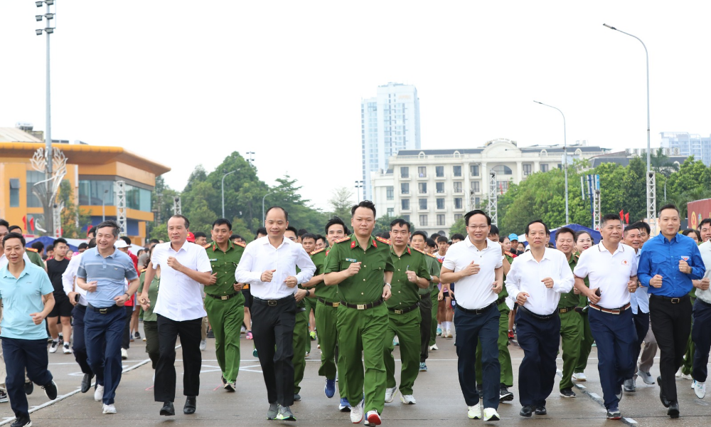 C&aacute;c đại biểu tham gia giải chạy hưởng ứng.